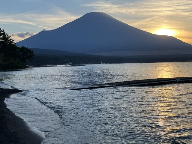 夕日の富士山と山中湖