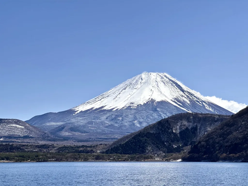 本栖湖から見る富士山