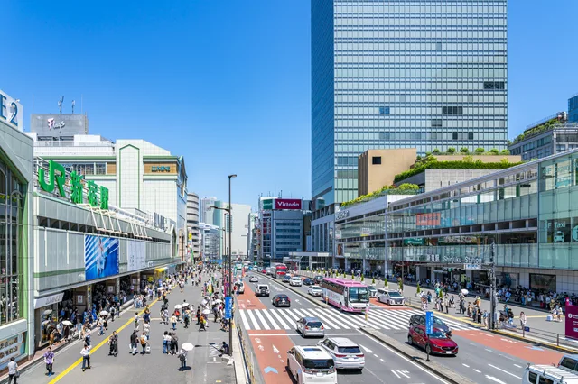 【東京都】爽やかな青空が広がる新宿駅南口｜Photo by PIXTA