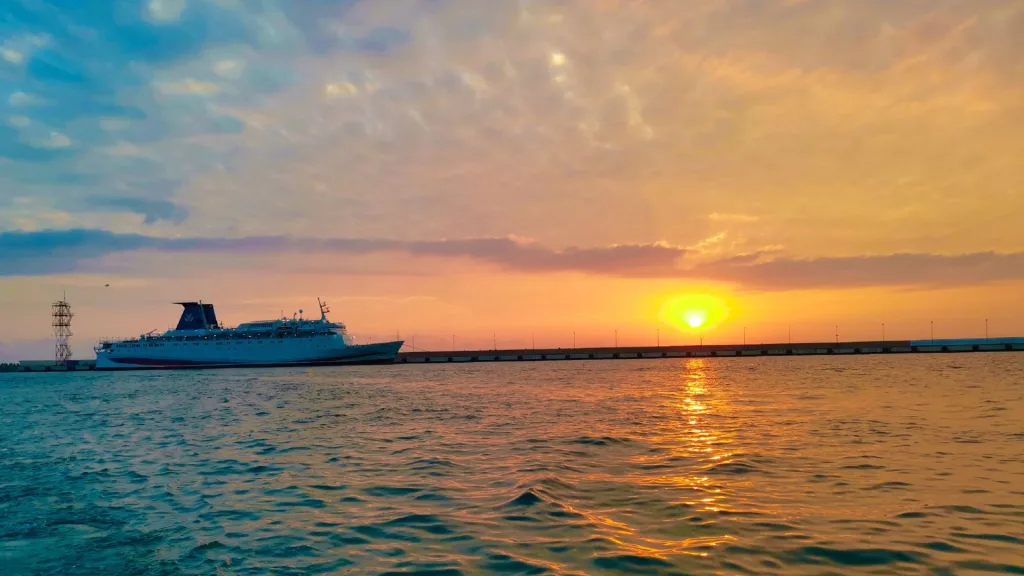 夕焼けの海と船